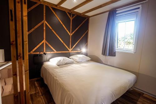 Postel nebo postele na pokoji v ubytování Chalet confort, Proche Puy duFou, plan d'eau privé