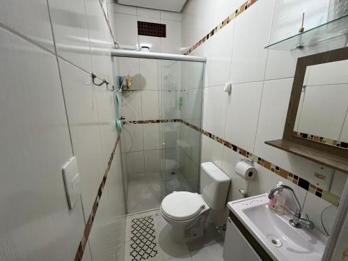 un bagno bianco con un water e un lavandino di Green House a Belém