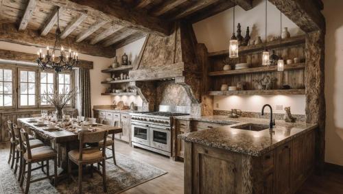 eine Küche mit Tisch und eine Küche mit Holzdecken in der Unterkunft Imperial Heights in Cortina d'Ampezzo