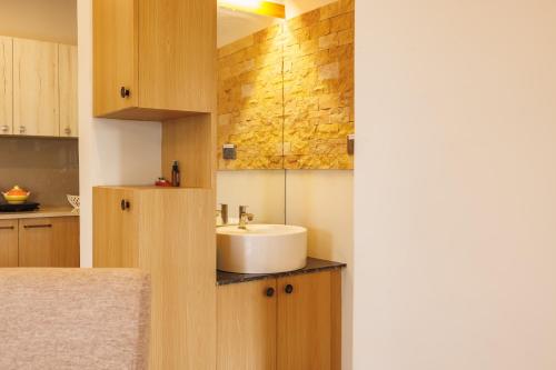 O bucătărie sau chicinetă la Kaya's Retreat