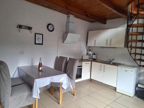 Η κουζίνα ή μικρή κουζίνα στο Reetgedecktes Ferienhaus