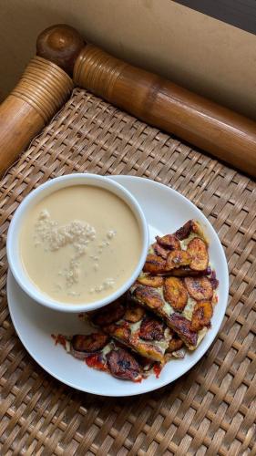 Un tazón de sopa y algo de comida en un plato. en AIN LUXE Stay, en Idogwari