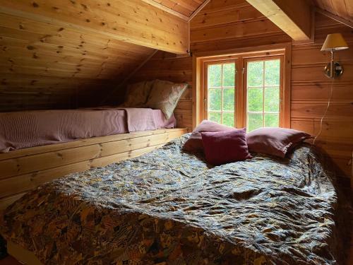 Postel nebo postele na pokoji v ubytování Traditional Log Cabin By Lake Seljord