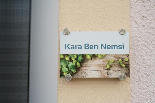une pancarte sur un mur qui dit Karia Ben Neelin dans l'établissement Kara Ben Nemsi, à Ilmmünster