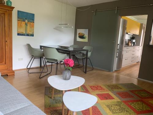 un salon avec une table et des chaises et une cuisine dans l'établissement Komfortwohnung City/Messe 25 Min, à Cologne