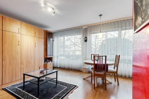 une salle à manger avec une table et des chaises dans une pièce dans l'établissement 1 Bedroom Apartment, à Bâle