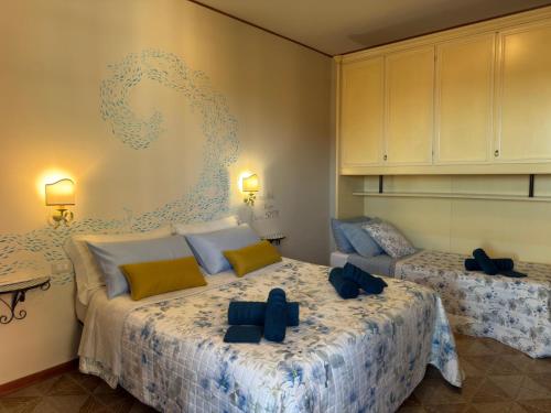 a bedroom with two beds with towels on them at Terrazza vista mare-Parcheggio gratuito -3Min A14 -Mastrangelo Beach in Grottammare