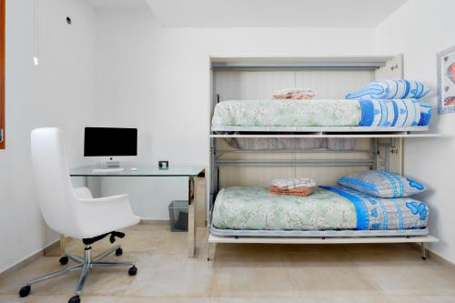 En eller flere senge i et værelse på Window on the sea