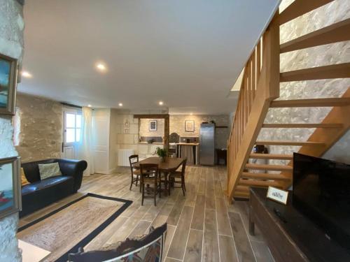 un salon avec un canapé et une table et une cuisine dans l'établissement Nice cottage in a village Loire Valley, à Mouzay