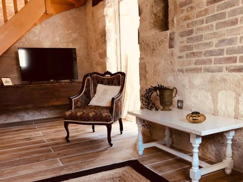 un salon avec une chaise et une table dans l'établissement Nice cottage in a village Loire Valley, à Mouzay