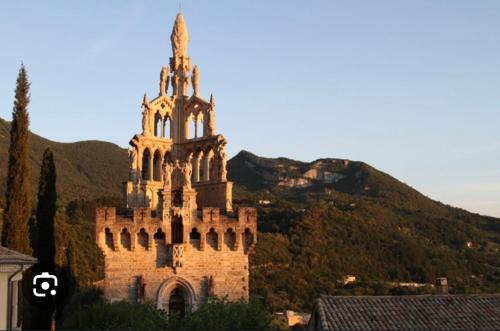 Nespecifikovaný výhled na hory nebo výhled na hory při pohledu z prázdninového domu