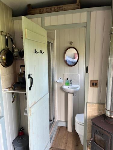 Et badeværelse på Cobbe Place Farm Shepherds Hut
