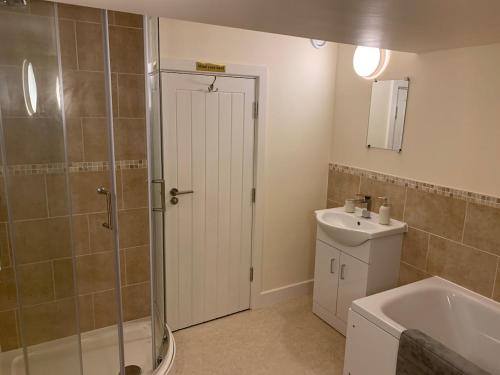 ein Badezimmer mit Dusche und Waschbecken in der Unterkunft 2 The Grove in Coalbrookdale