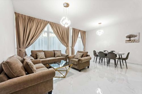 Χώρος καθιστικού στο Stayshort - Modern Villa in Avencia Damac Hills 2 with Waterpark Access