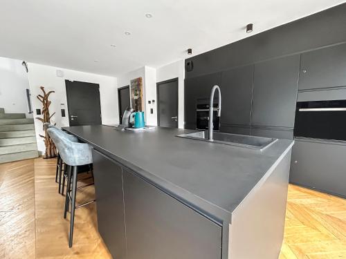 Η κουζίνα ή μικρή κουζίνα στο Jacuzzi, Sauna, Ping-Pong & Billard, Les Alizés