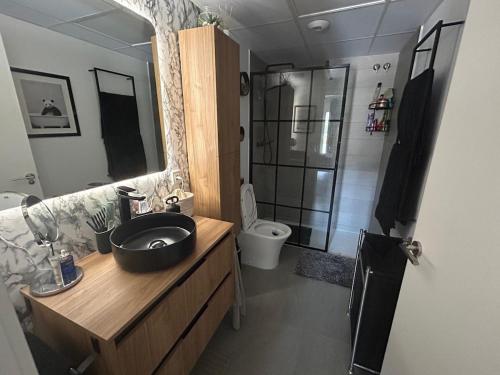 Ένα μπάνιο στο Canet al Mar Luxe y Confort-Pet Friendly