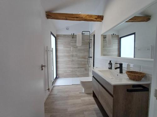 ein weißes Badezimmer mit Waschbecken und Dusche in der Unterkunft Villa La Marquesa - amplia, con patio y barbacoa in Ourense