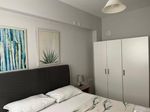 een slaapkamer met een bed met een zwart hoofdbord bij Deka Evleri in Izmir