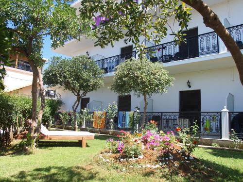 a garden in front of a building at Panorama in Agios Georgios