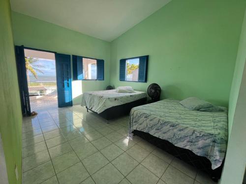 Ένα ή περισσότερα κρεβάτια σε δωμάτιο στο Casa vista Mar, pé na areia com piscina !