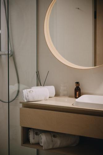 a bathroom with a sink and a mirror at Barnhouse Tatariv in Dobrovelychkivka