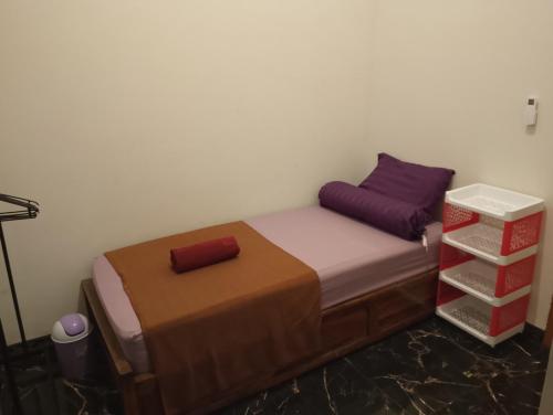 En eller flere senge i et værelse på Traveling Guest House Lombok