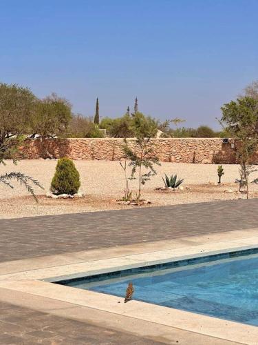 Bazén v ubytování Mogador Suite by Maj Nia - Jardin - Piscine - Luxe - 5 px nebo v jeho okolí