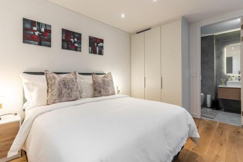 Кровать или кровати в номере Cosy, Morden and Stylish
