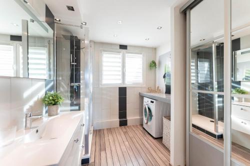 ein Badezimmer mit Waschbecken und Waschmaschine in der Unterkunft Le 12 - City Center in Colmar
