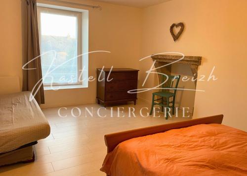 ein Schlafzimmer mit einem Bett und einem Fenster in der Unterkunft Chez Jeanne, maison en pierre de pays avec jardin in Plougonver