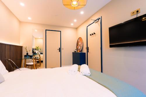 Μια τηλεόραση ή/και κέντρο ψυχαγωγίας στο Family Double floor top view Art Apartment R3&5