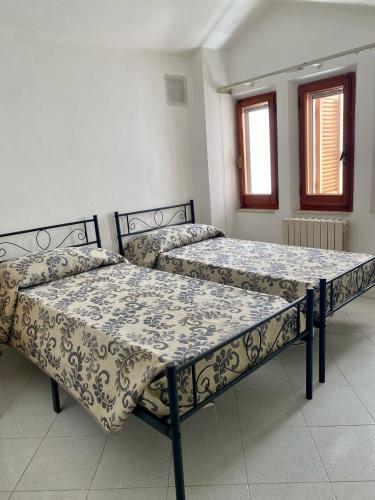 twee bedden in een kamer met bij Casa Roberto in Giulianova