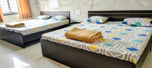 two beds in a room with two beds sidx sidx sidx at Annapoorna lodge agumbe in Someshwar