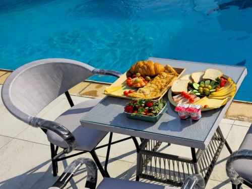 a picnic table with a plate of food on it at Nakhil Pyramids Resort in Cairo