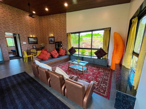 浦那Waterrock Bhor的客厅里有一张沙发和一张桌子。