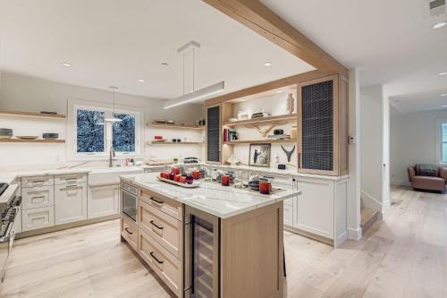 eine große Küche mit weißen Schränken und einer großen Insel in der Unterkunft Old Town Luxe Retreat-Walk to Main, Hottub-Casita 173 home in Park City