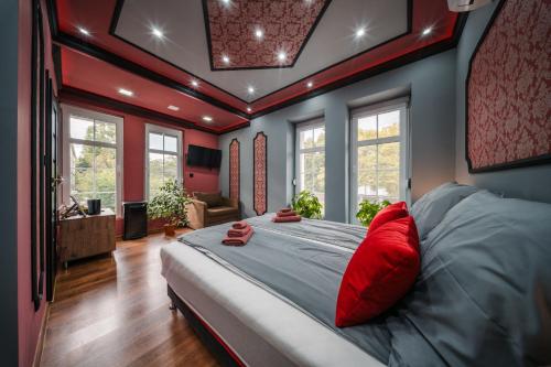 White House Apartman Miskolc, Red Room