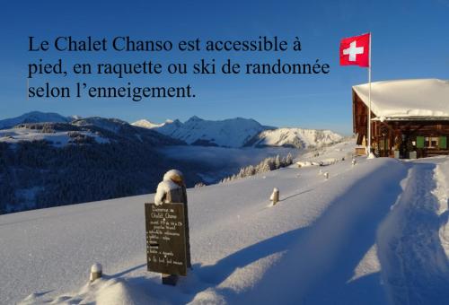 莫尔金斯Chalet Chanso的滑雪小屋前的雪地标志