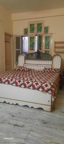 Una cama o camas en una habitación de DEVAA HOMESTAy