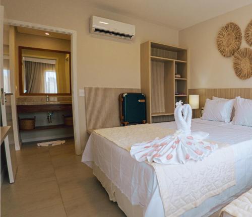 ein Hotelzimmer mit einem Bett mit einem Hochzeitskleid darauf in der Unterkunft Ocean Pipa in Pipa