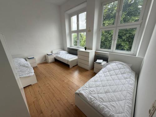 ein Schlafzimmer mit zwei Betten und zwei Fenstern in der Unterkunft Exclusive Monteursunterkunft in Kirchenlamitz