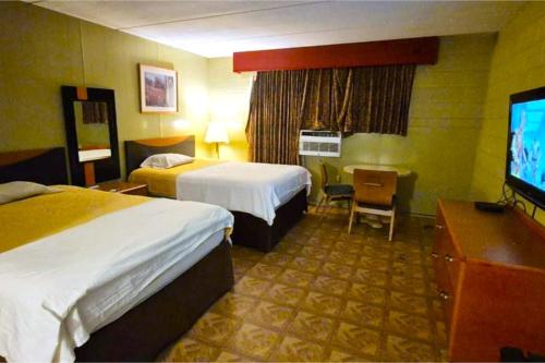 Ένα ή περισσότερα κρεβάτια σε δωμάτιο στο Capital O Pleasant Motel Grand Rapids MI