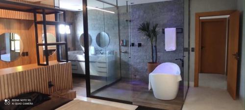 Ένα μπάνιο στο Casa em Condomínio de luxo, ao lado do Autódromo de Goiânia