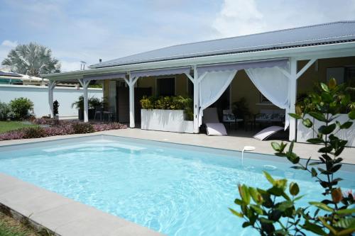 Villa Créoléna - Chambres d'hôtes avec piscine - option kitchenette - proche plage - calme absolu - Nord Grande-Terre