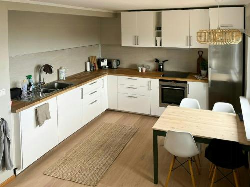 Kuchyň nebo kuchyňský kout v ubytování Smuk Hytte Med Havudsigt I Lyngmyr