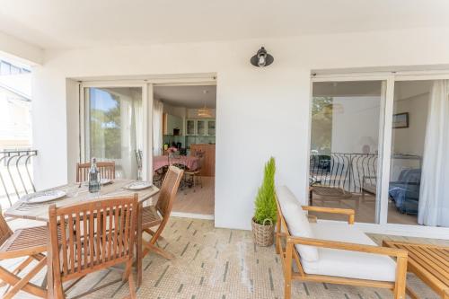 une salle à manger et un salon avec une table et des chaises dans l'établissement Spacieux T3 cosy au cœur d’Hossegor, à Soorts-Hossegor
