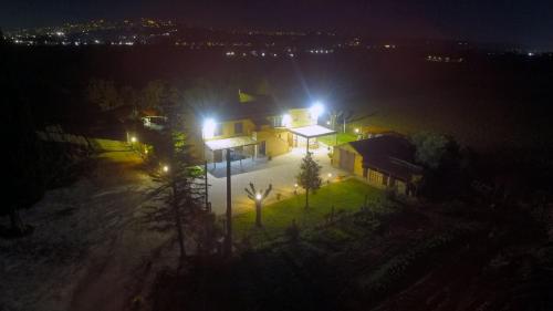 een uitzicht op een huis 's nachts met verlichting bij Il Cipresso in Casa Saraceni