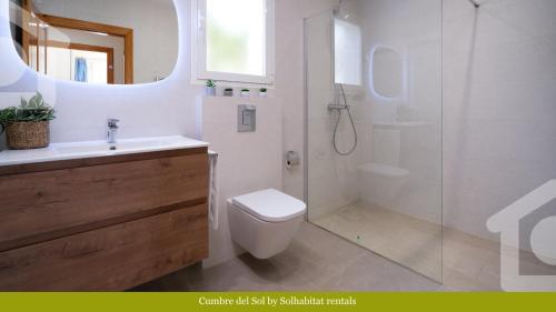 Koupelna v ubytování SolHabitat Villa Cumbre del Sol
