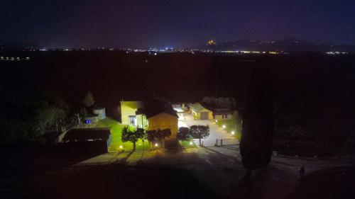 een huis 's nachts verlicht met lichtjes bij Il Cipresso in Casa Saraceni
