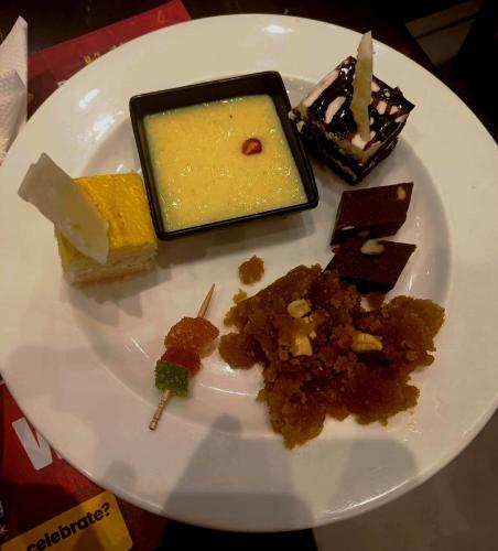 GondaSolitaire Resort的上面有不同种类甜点的白盘